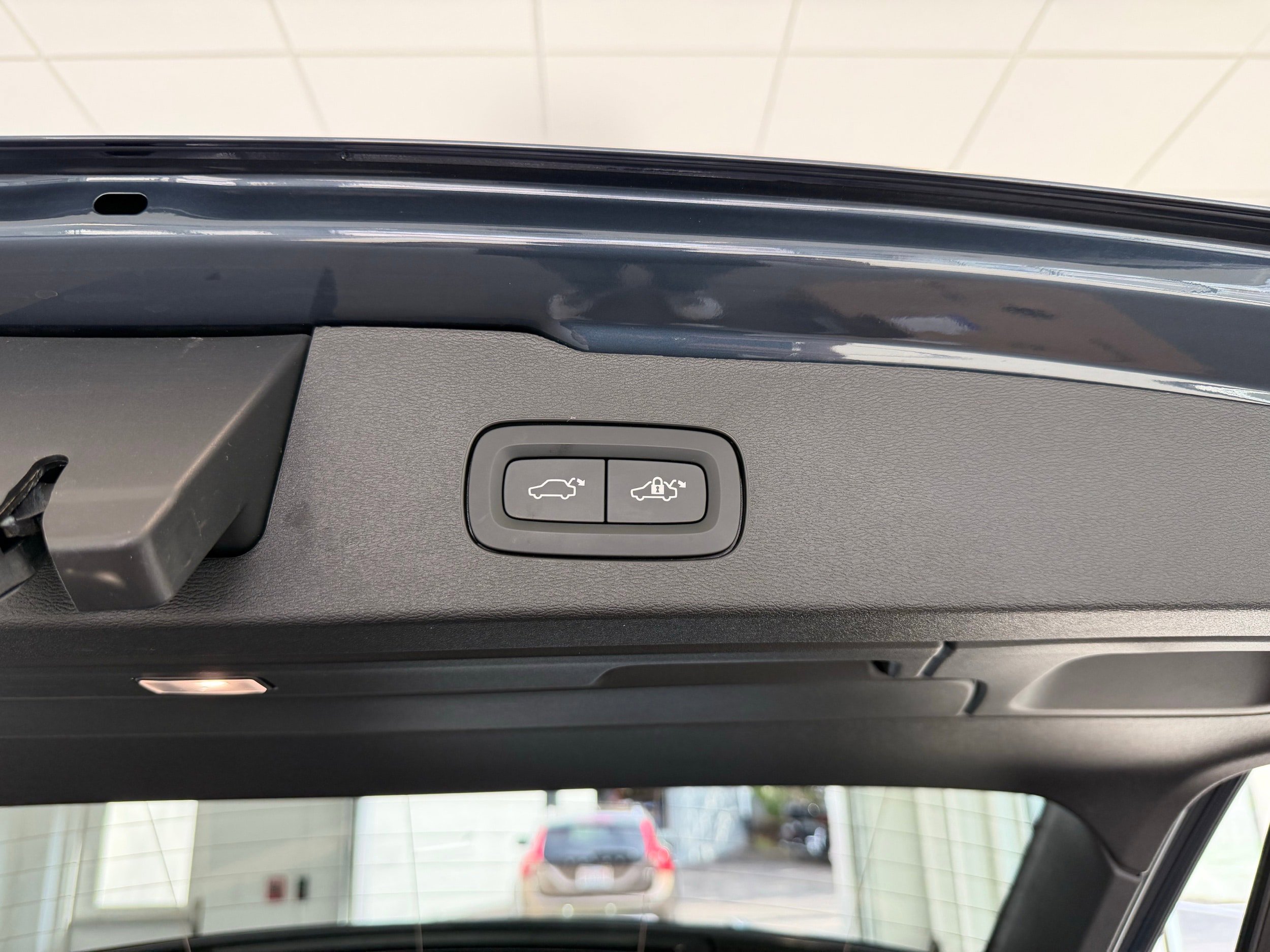 Certified 2025 Volvo V60 B5 Cross Country Plus AWD/4WD image 27