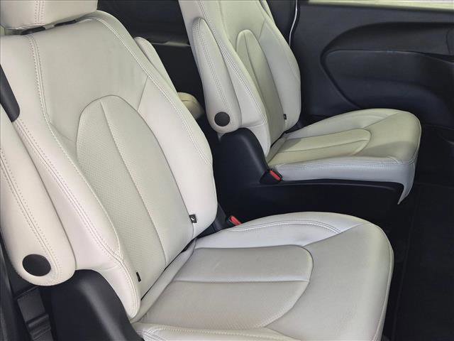 Used 2025 Chrysler Pacifica Select FWD image 19