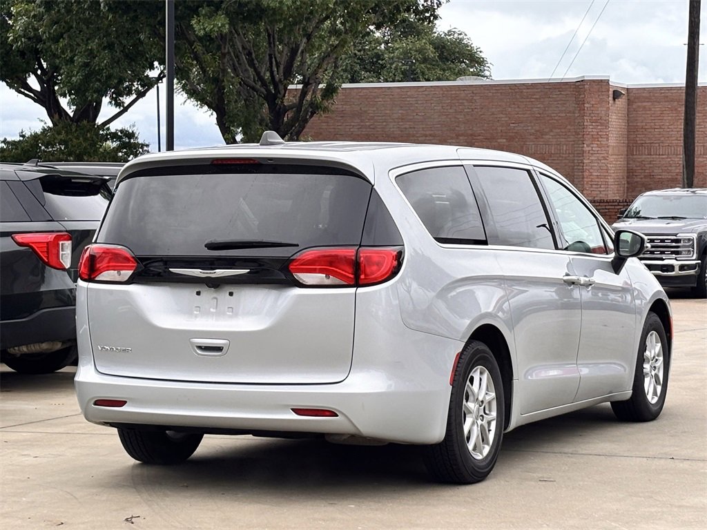 Used 2023 Chrysler Voyager LX image 4