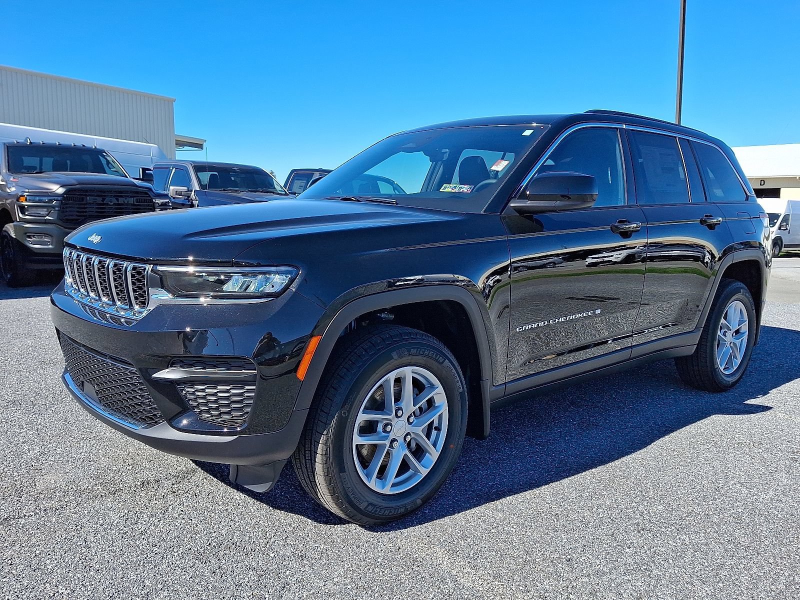 New 2025 Jeep Grand Cherokee Laredo w/ Luxury Tech Group I AWD/4WD image 2