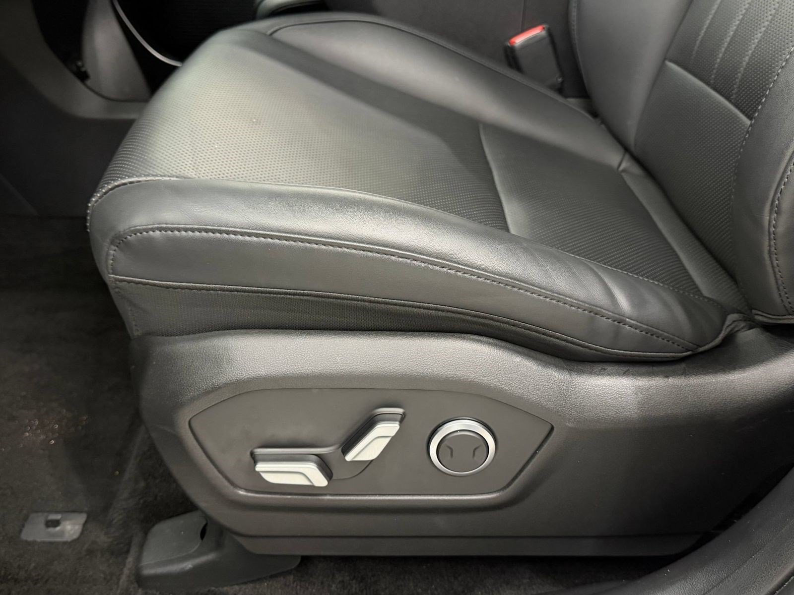 Used 2026 Hyundai Santa Fe SEL AWD/4WD image 13