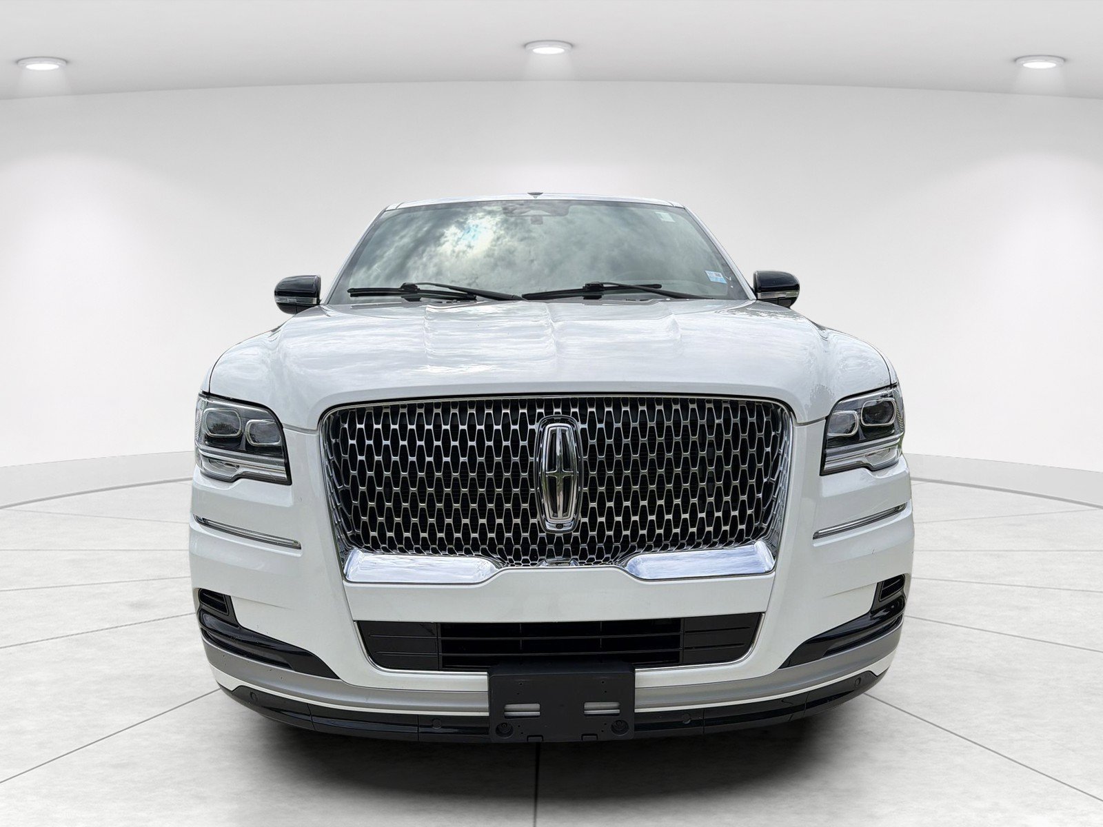 Used 2023 Lincoln Navigator Reserve AWD/4WD image 2