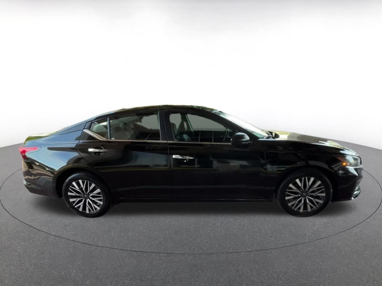 Used 2025 Nissan Altima 2.5 SV FWD image 15