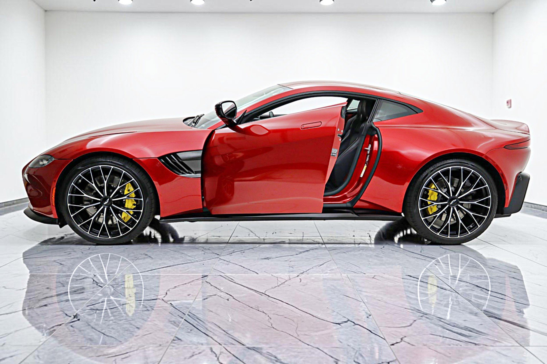Used 2023 Aston Martin V8 Vantage Coupe RWD image 4