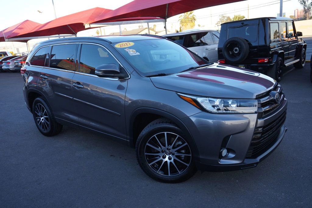 Used 2017 Toyota Highlander SE FWD image 2