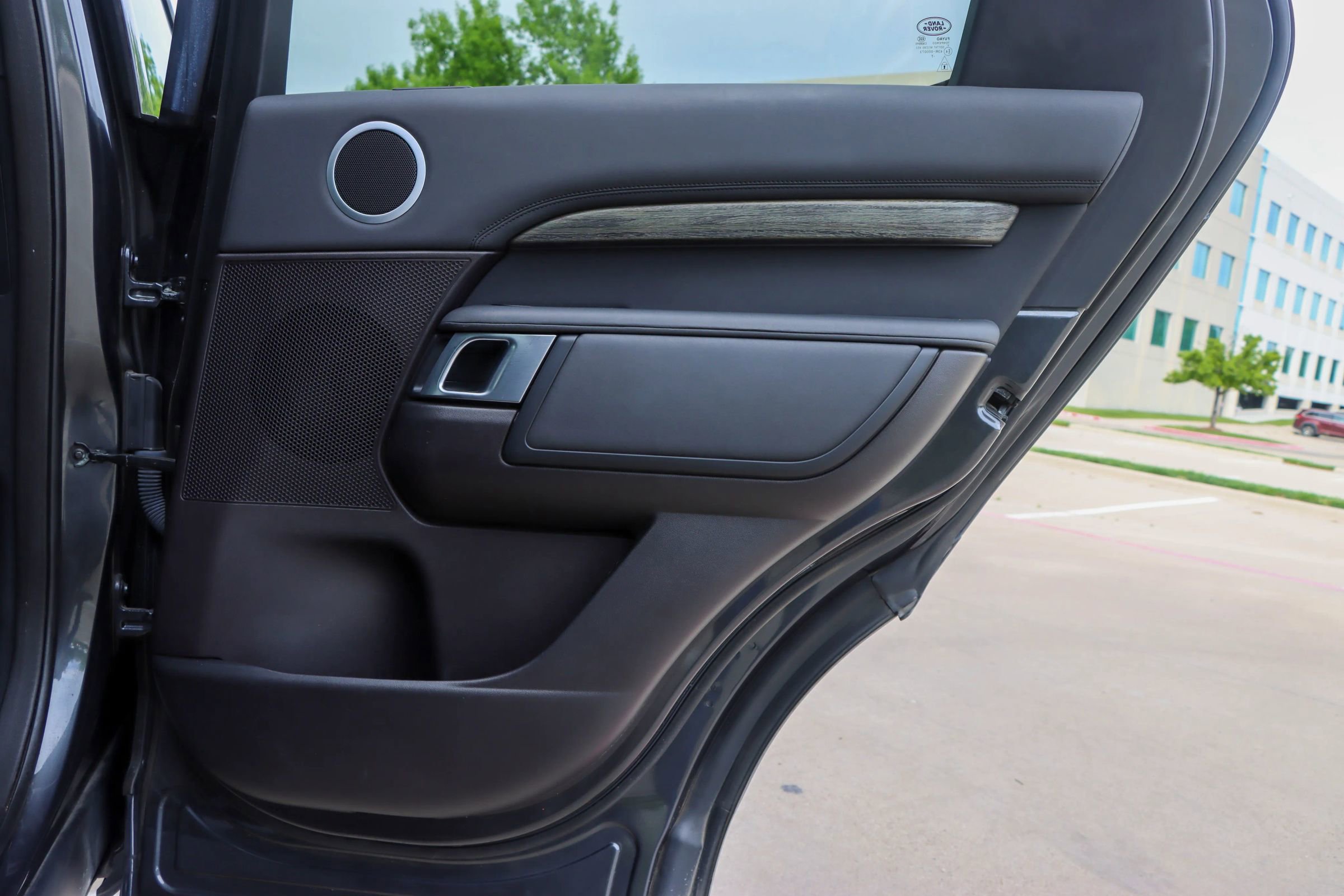 Used 2017 Land Rover Discovery HSE AWD/4WD image 11