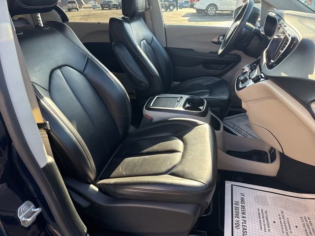 Used 2023 Chrysler Pacifica Touring-L image 17