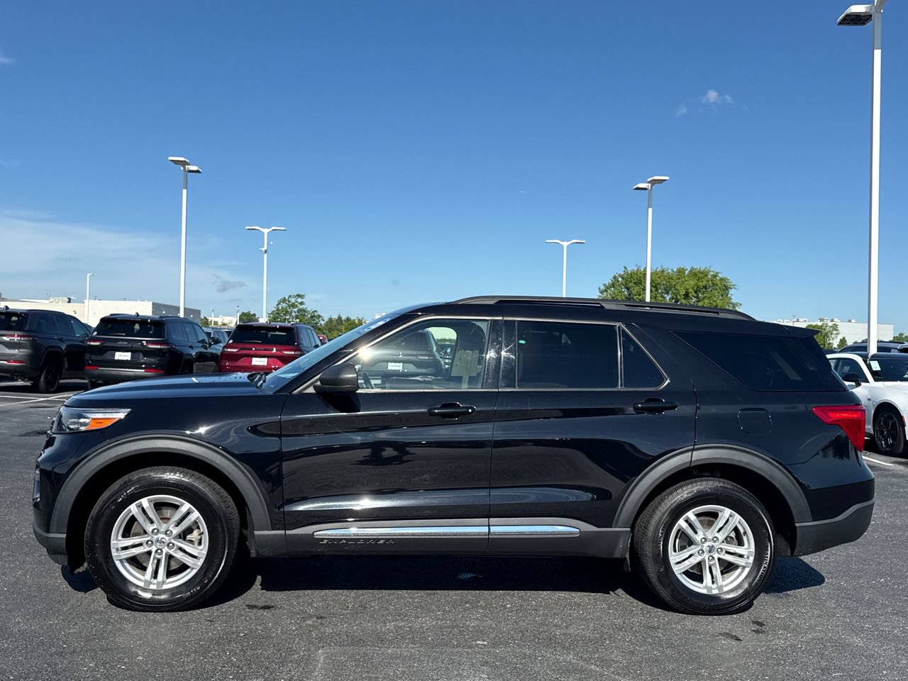 Used 2022 Ford Explorer XLT w/ Equipment Group 202A AWD/4WD image 6
