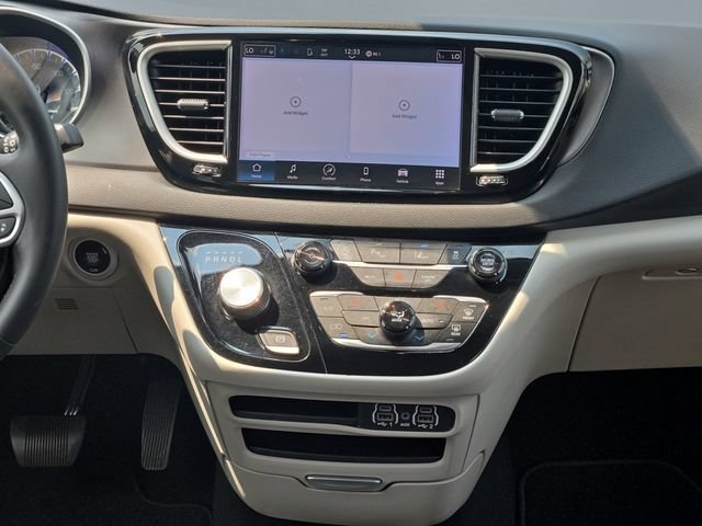 Used 2024 Chrysler Pacifica Touring-L FWD image 17