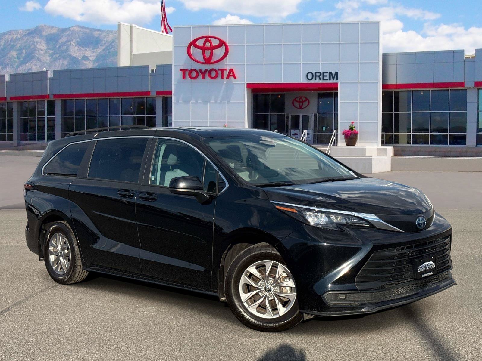 Used 2024 Toyota Sienna LE w/ LE Plus Package AWD/4WD image 1