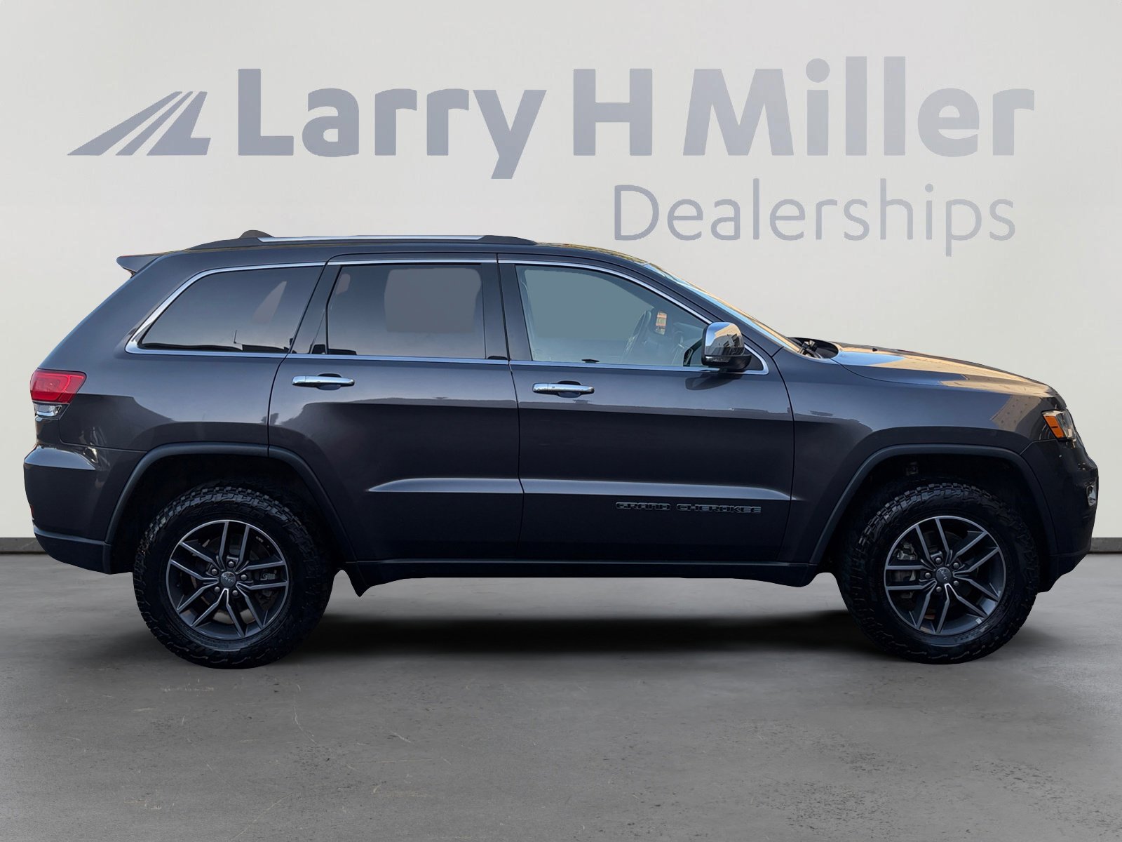 Used 2017 Jeep Grand Cherokee Limited w/ Trailer Tow Group IV AWD/4WD image 6