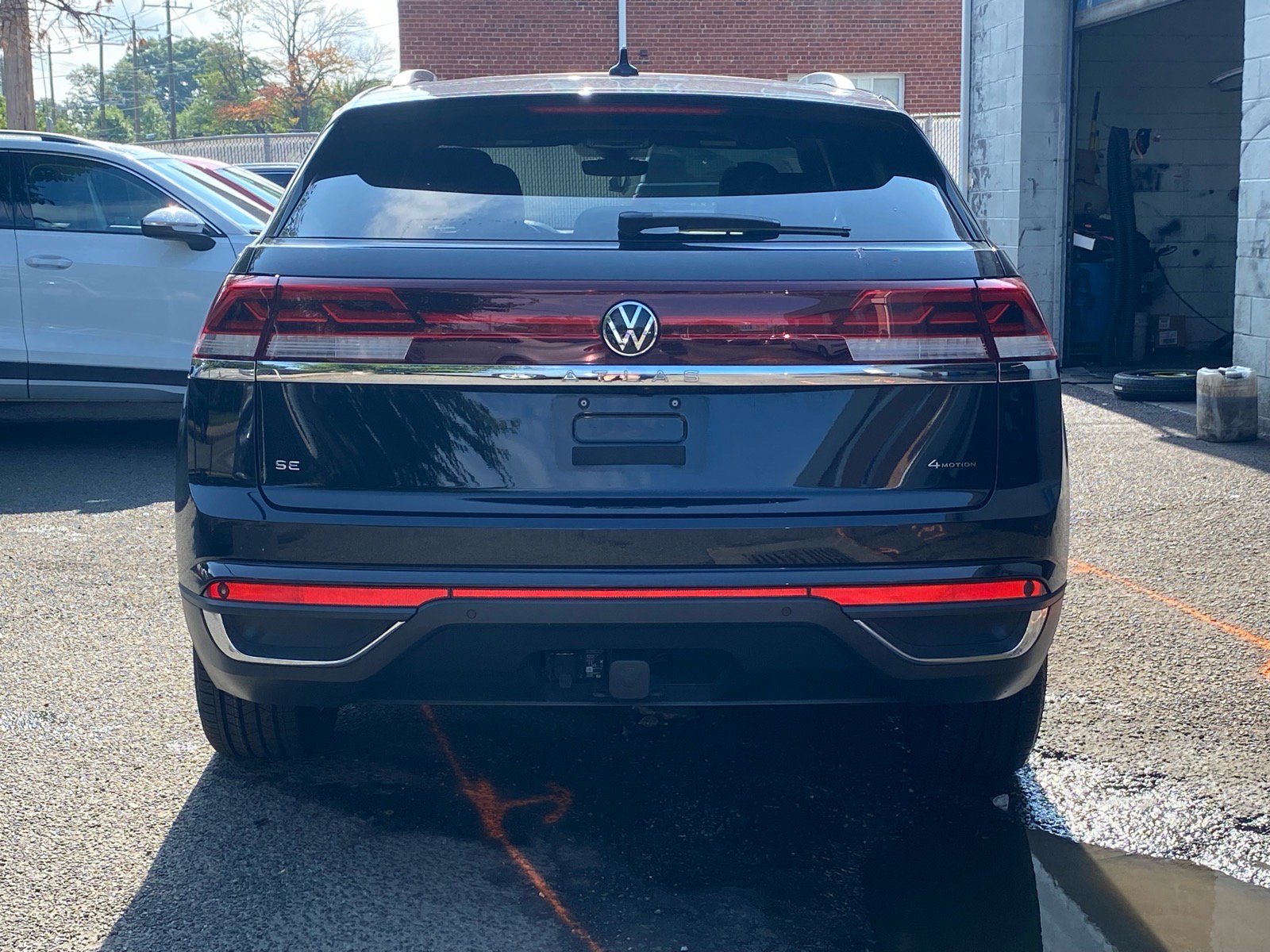 Certified 2024 Volkswagen Atlas Cross Sport SE w/ Panoramic Sunroof Package AWD/4WD image 4