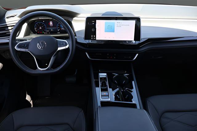Certified 2025 Volkswagen Atlas Cross Sport SE w/ Panoramic Sunroof Package AWD/4WD image 17