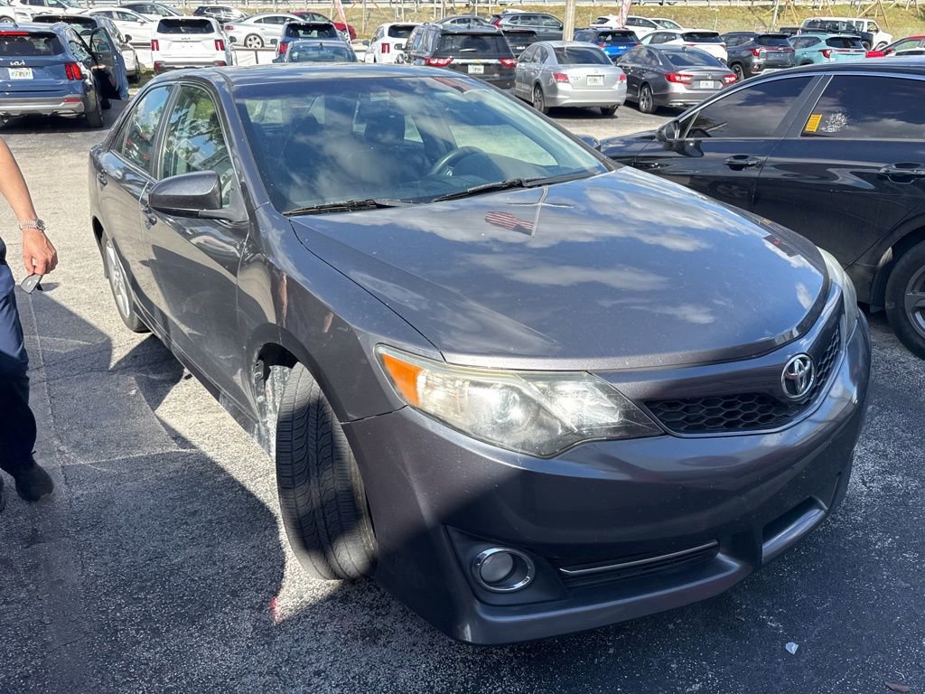 Used 2014 Toyota Camry SE image 2