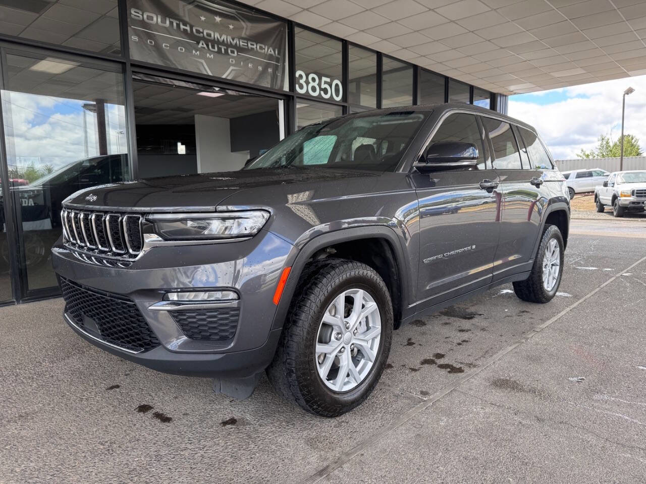 Used 2023 Jeep Grand Cherokee Limited AWD/4WD image 1