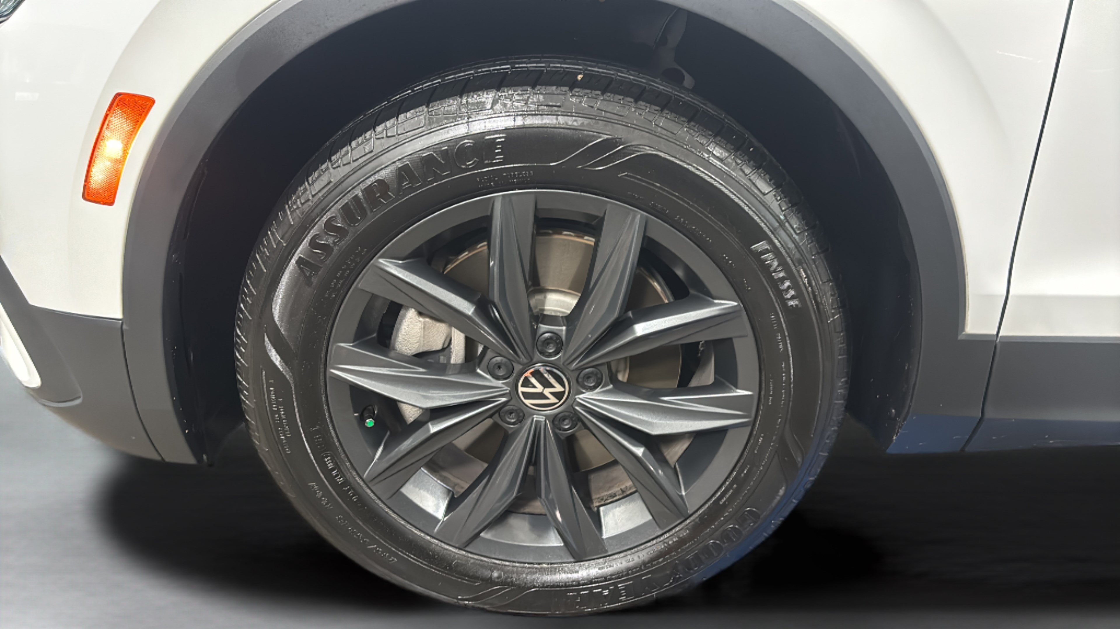 Used 2024 Volkswagen Tiguan SE FWD image 35