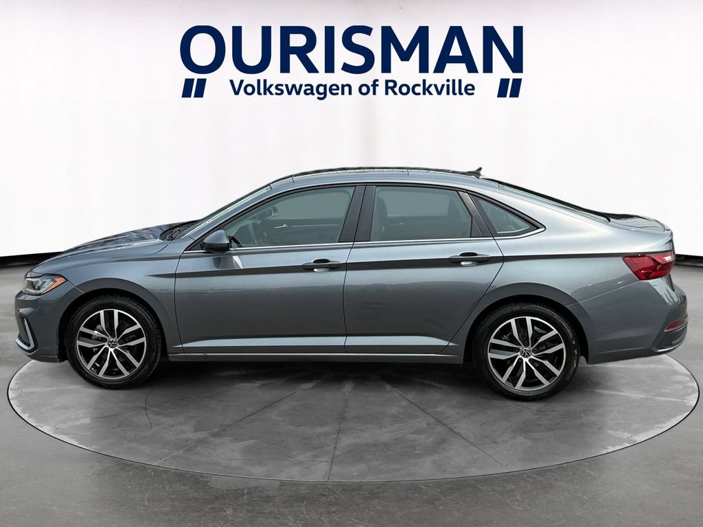 Used 2025 Volkswagen Jetta SE FWD image 3