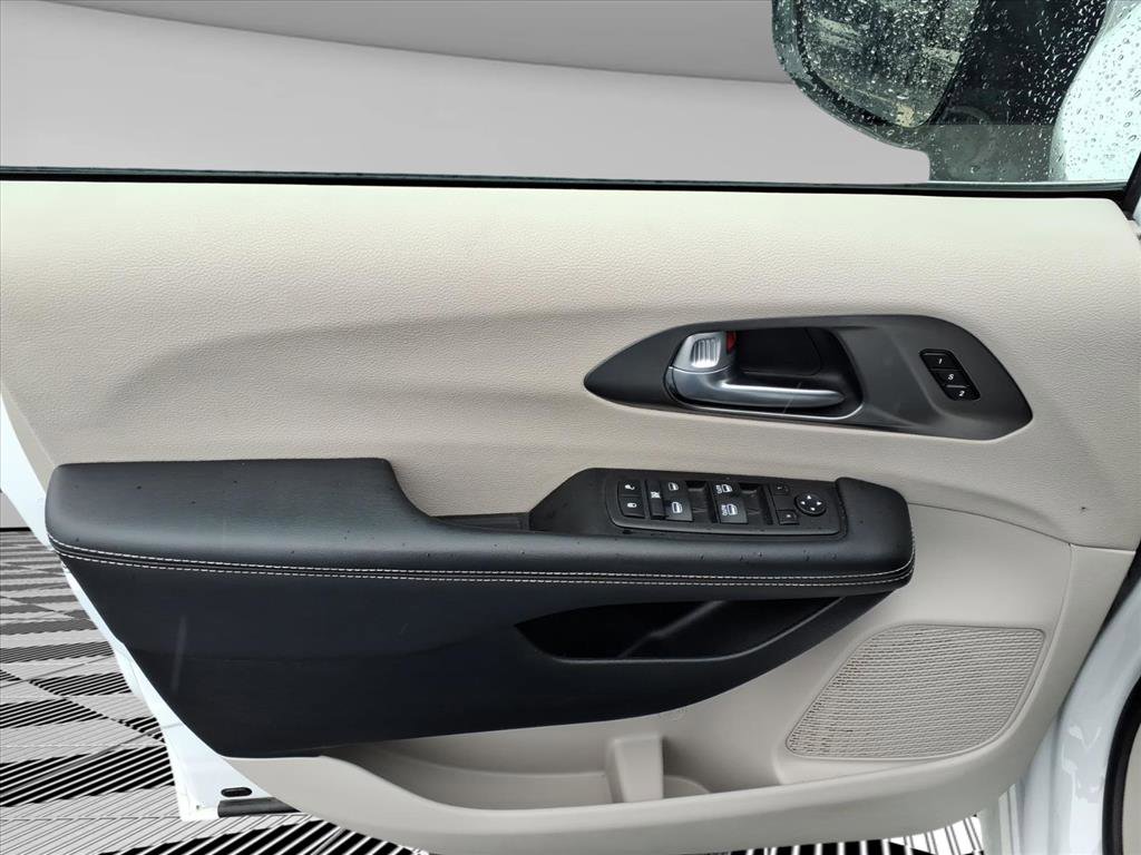 Used 2024 Chrysler Pacifica Touring-L image 18