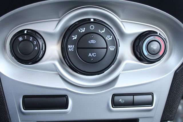 Used 2014 Ford Fiesta SE image 28