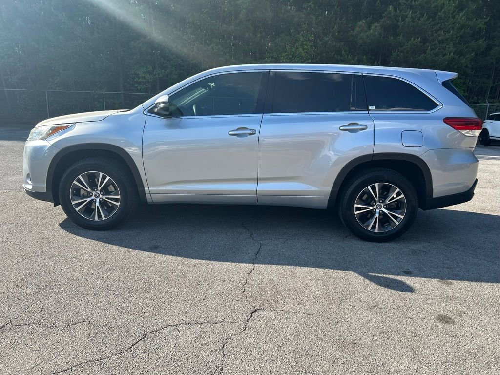 Used 2017 Toyota Highlander LE FWD image 4