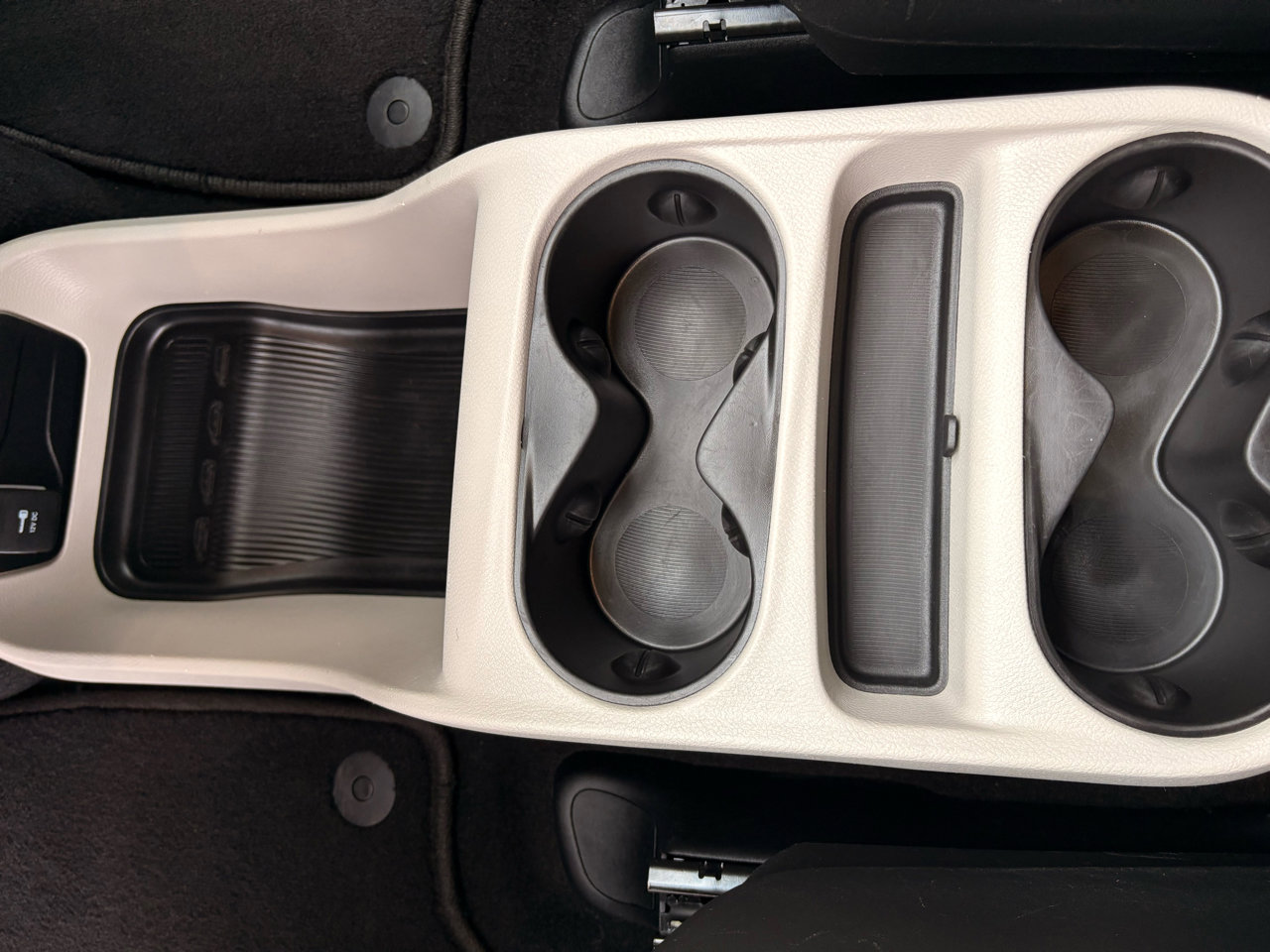 Used 2022 Chrysler Voyager LX image 19