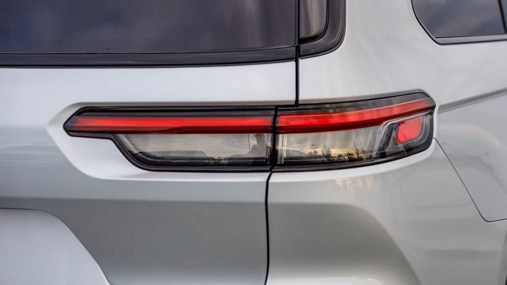 New 2025 Jeep Grand Cherokee L Altitude image 10