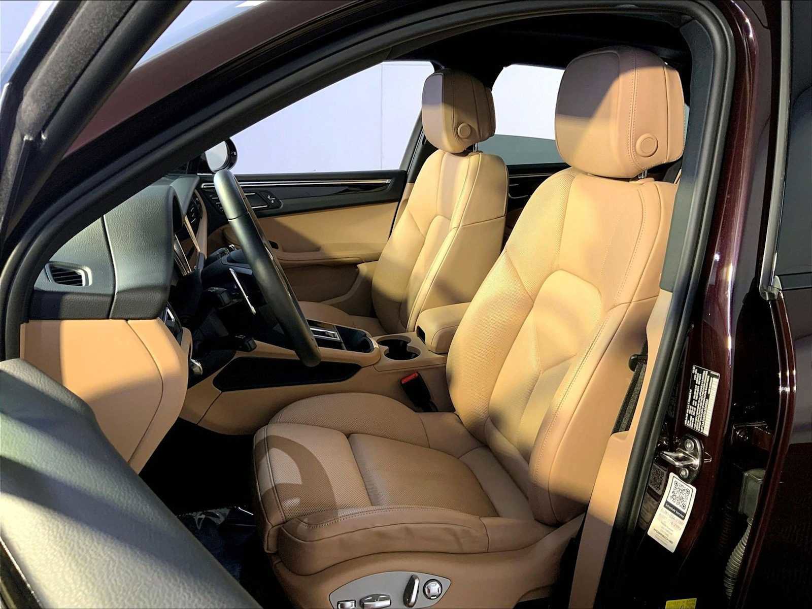 Certified 2025 Porsche Macan image 5