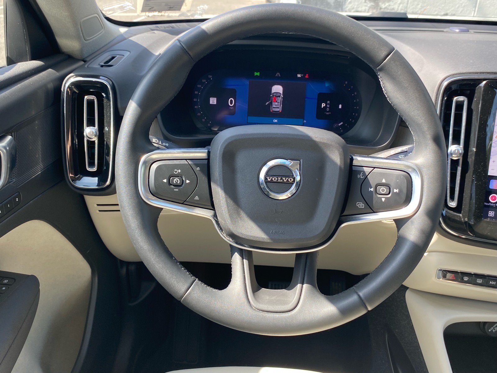 Used 2023 Volvo XC40 B5 Plus AWD/4WD image 3