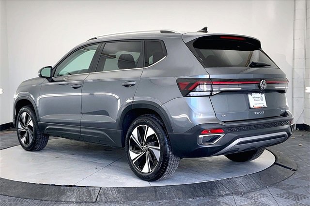 Certified 2025 Volkswagen Taos SE w/ Panoramic Sunroof Package image 12