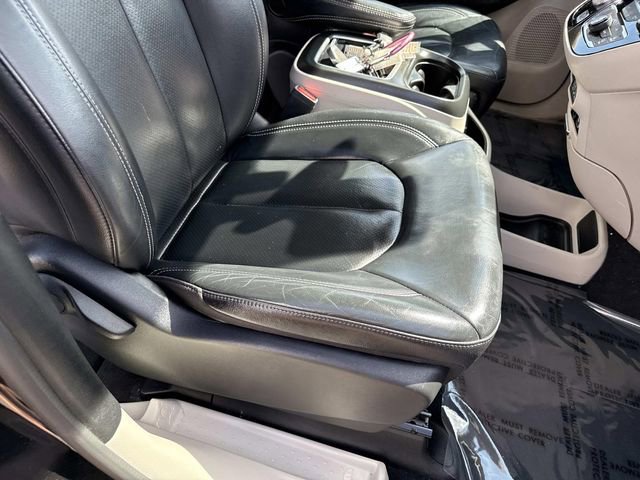 Used 2022 Chrysler Pacifica Touring-L image 10