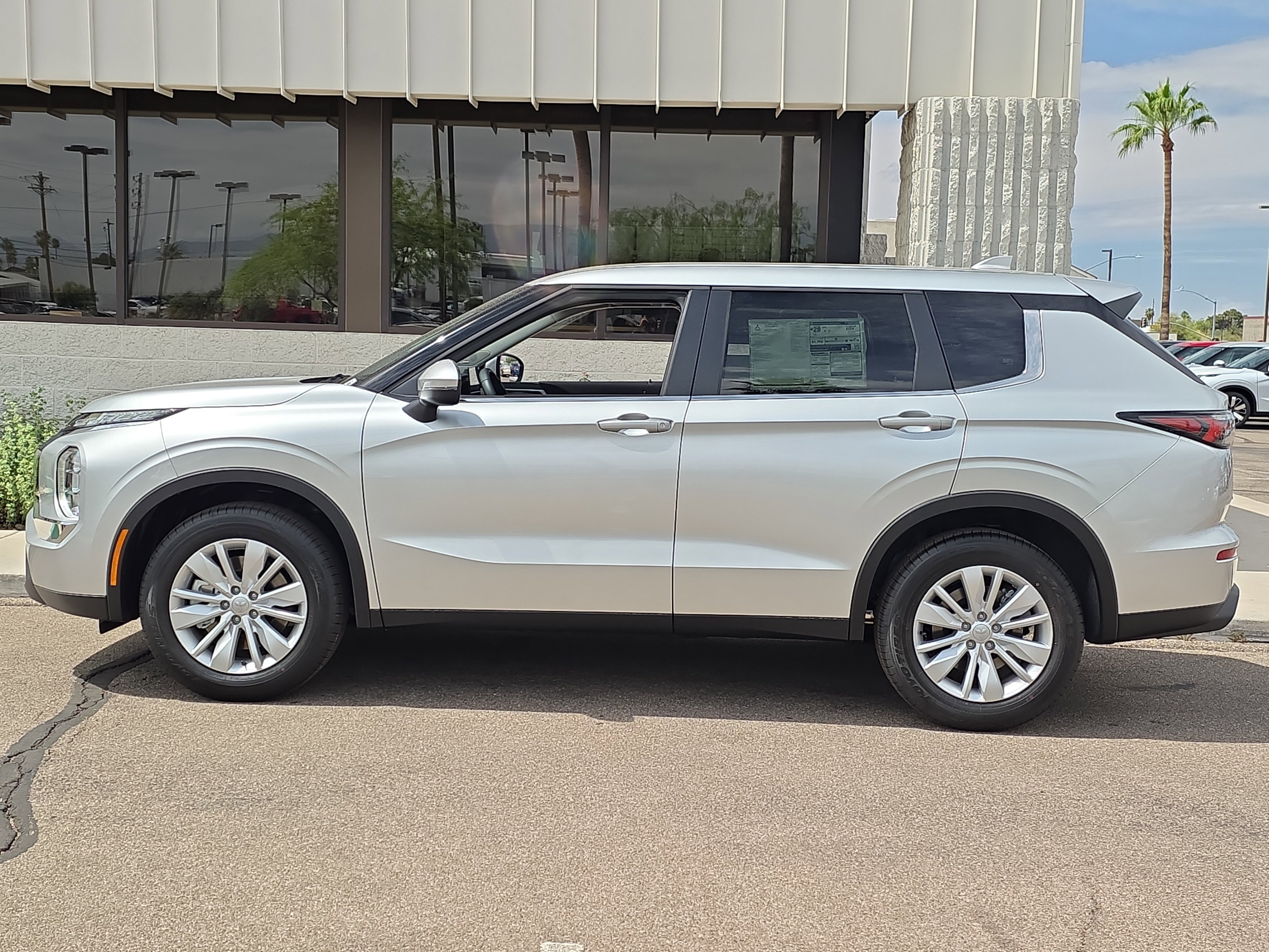 New 2026 Mitsubishi Outlander ES FWD image 4