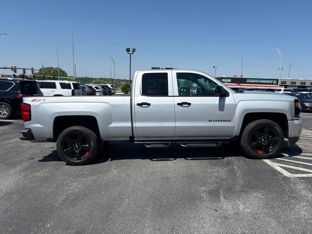 Used 2017 Chevrolet Silverado 1500 LT w/ Redline Edition AWD/4WD image 6