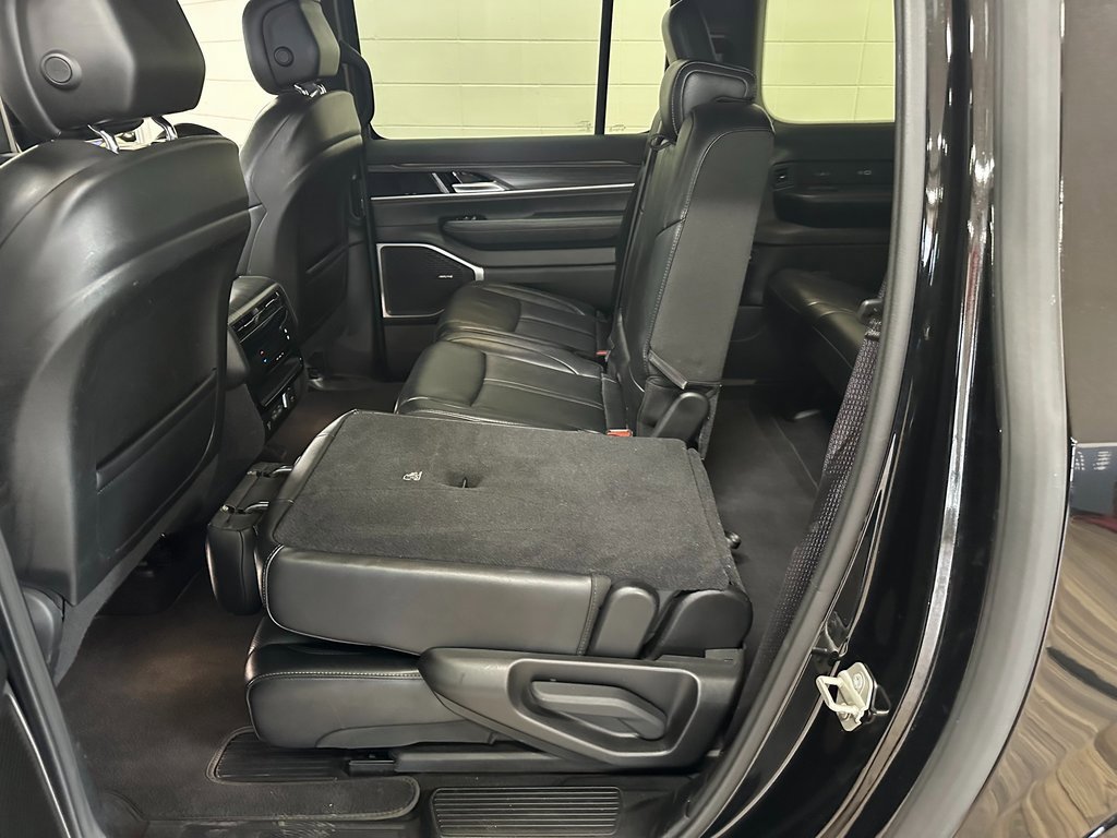 Certified 2024 Jeep Wagoneer L Series II w/ Flexible Seating Group image 39