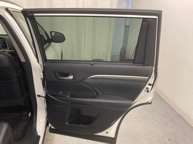Used 2018 Toyota Highlander SE image 36