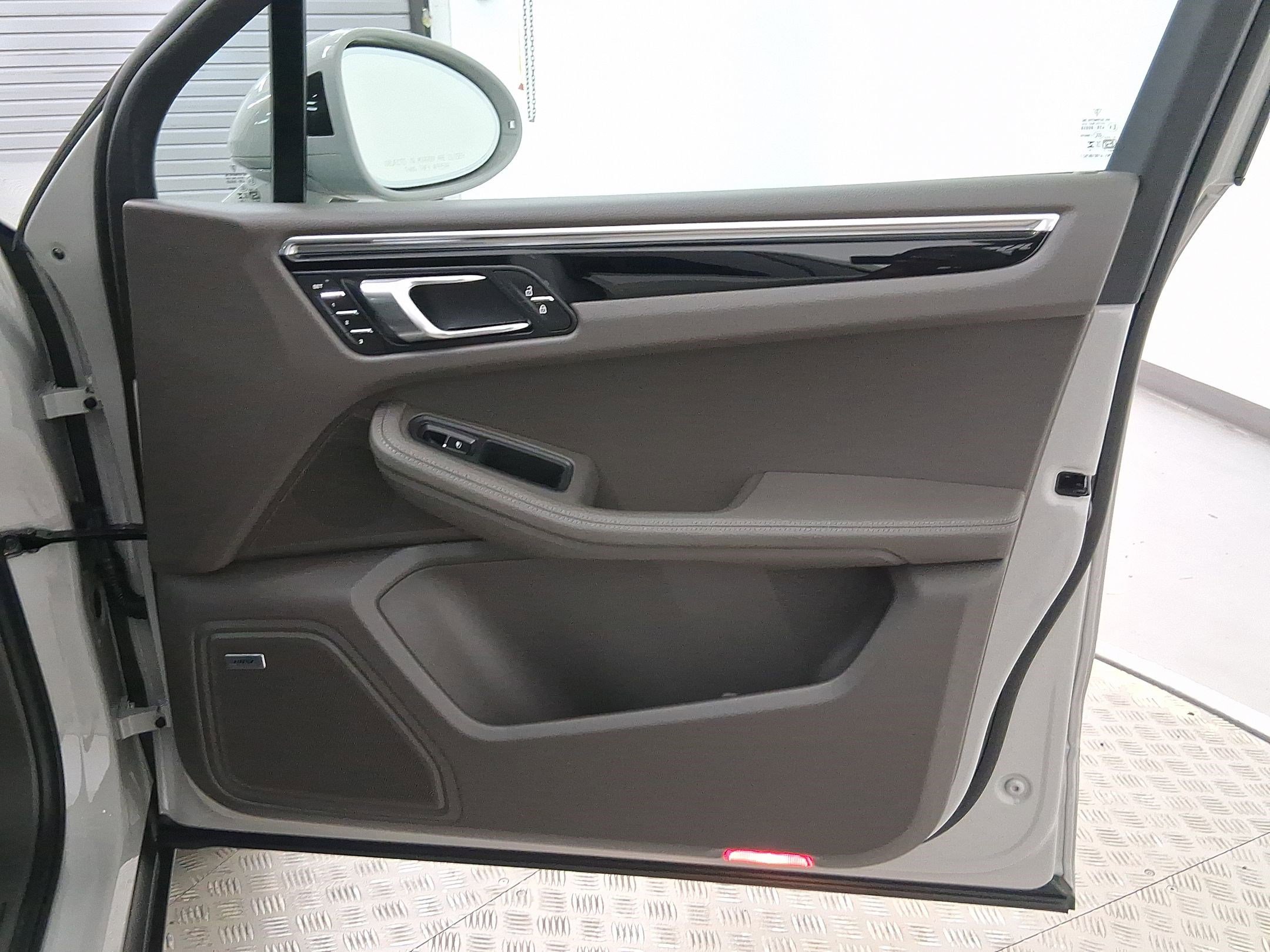 Used 2026 Porsche Macan image 35