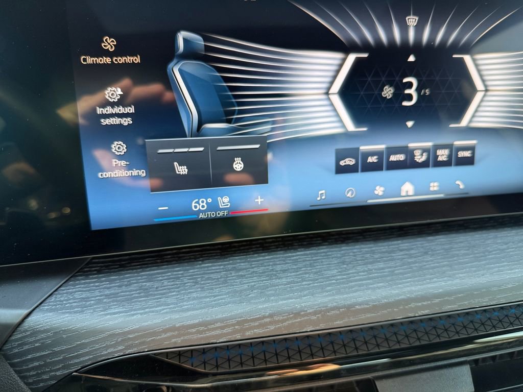 Certified 2025 BMW 230i xDrive Coupe w/ M Sport Package AWD/4WD image 24