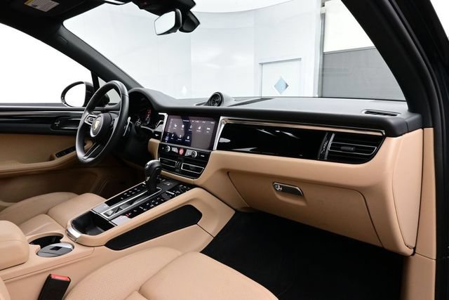 Certified 2025 Porsche Macan AWD/4WD image 19