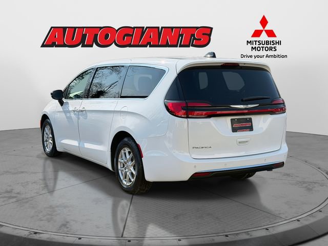 Used 2024 Chrysler Pacifica Touring-L image 4
