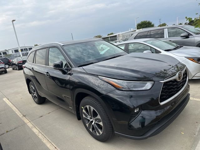 New 2025 Toyota Highlander XLE image 1