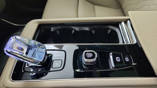 New 2026 Volvo XC90 B5 Plus w/ Protection Package Premier AWD/4WD image 17
