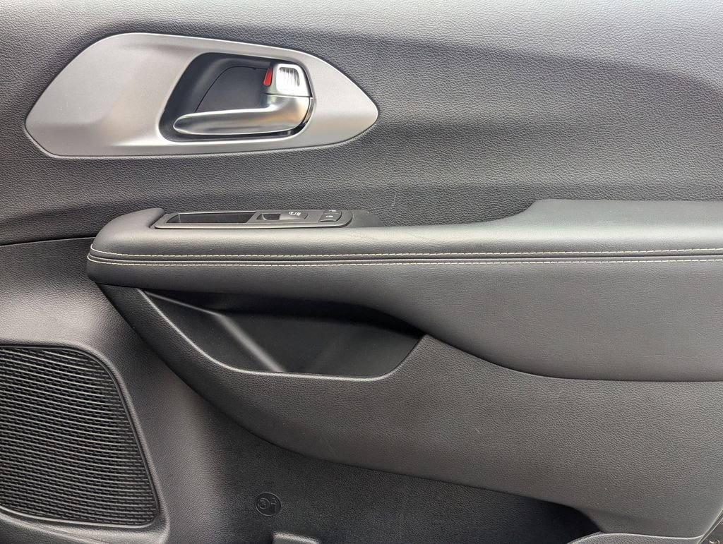 Used 2025 Chrysler Pacifica Limited FWD image 29