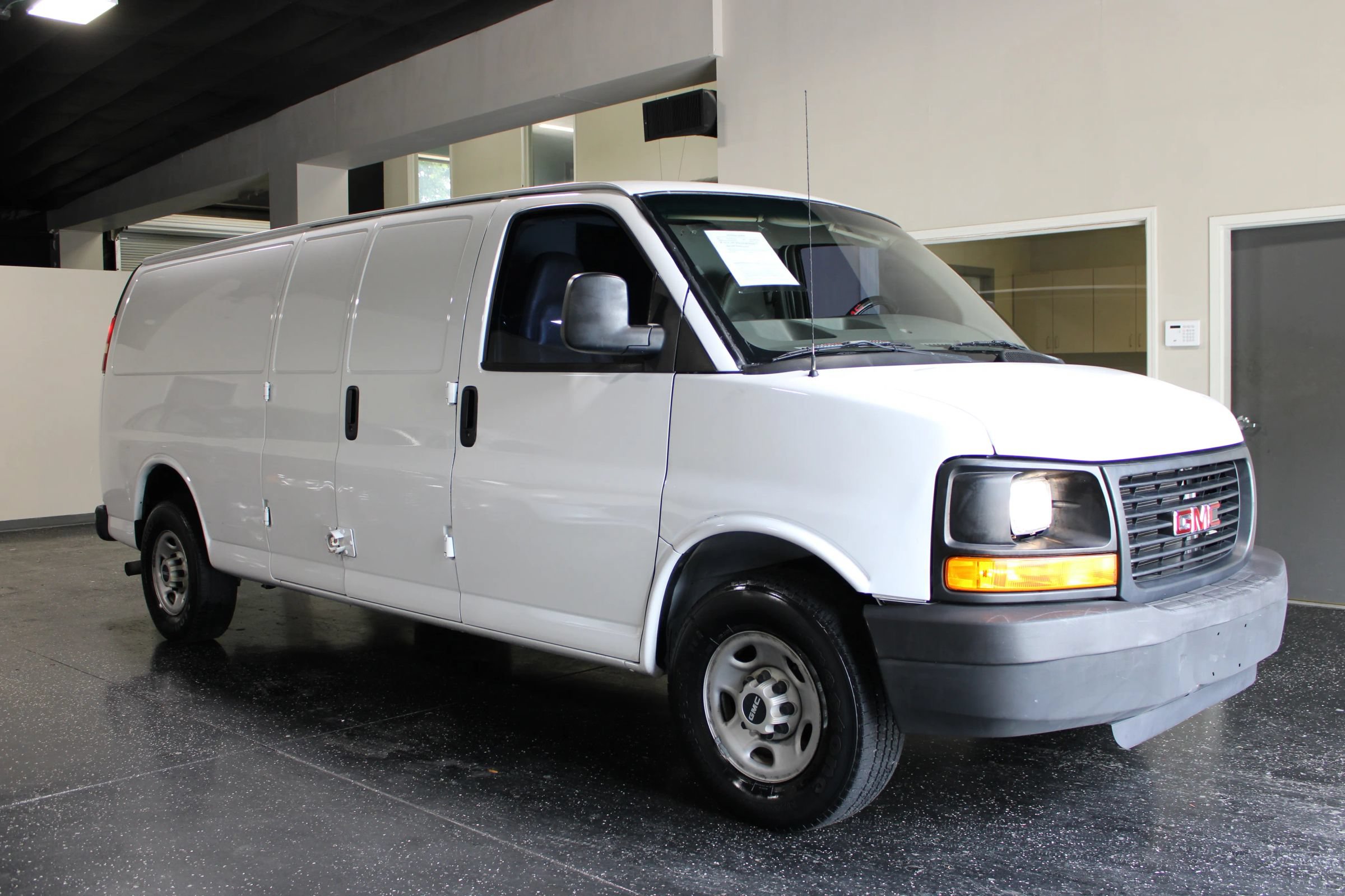 Used 2008 GMC Savana 2500 Extended RWD image 2