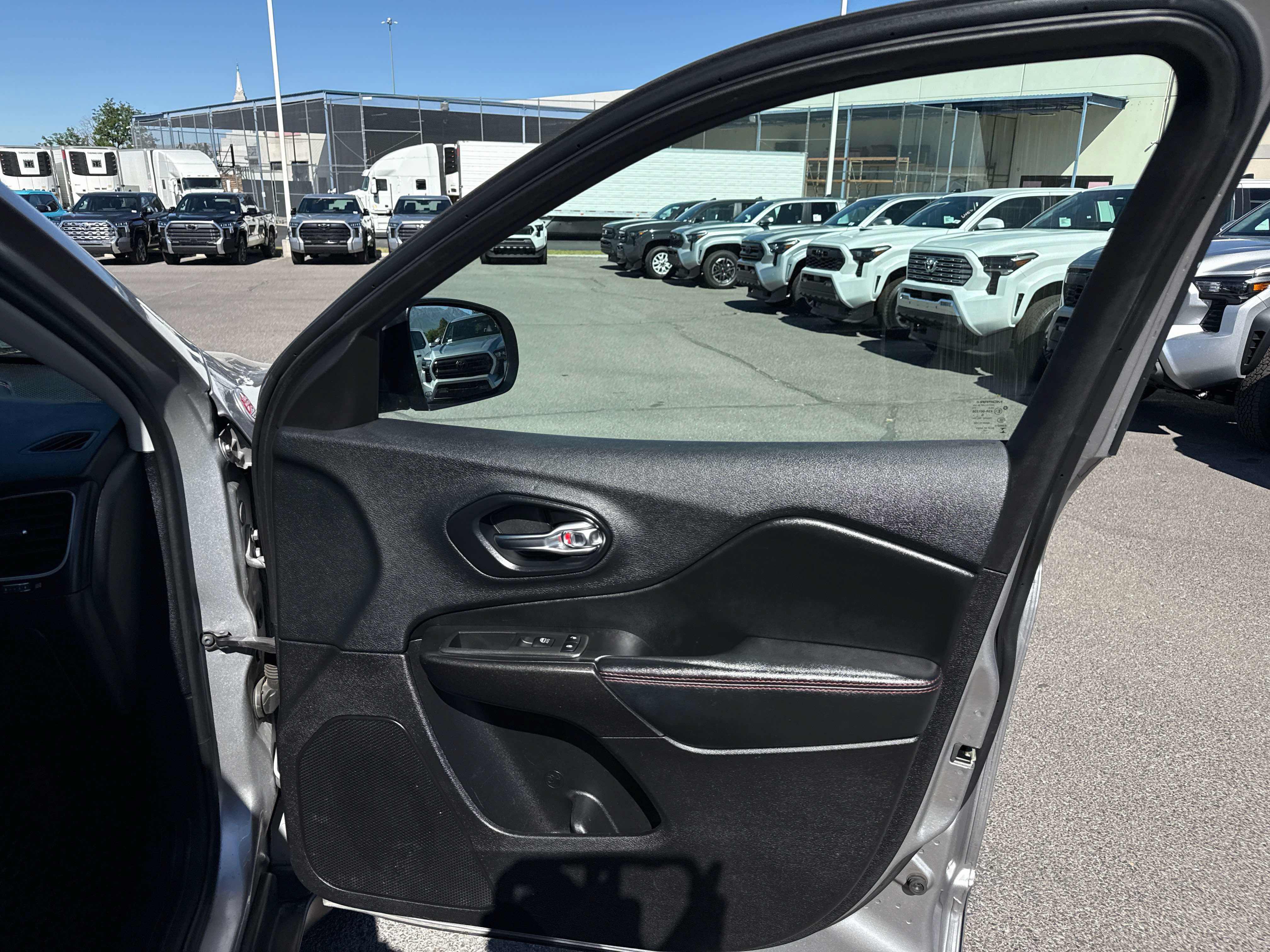 Used 2020 Jeep Cherokee Trailhawk w/ Comfort/Convenience Group AWD/4WD image 20