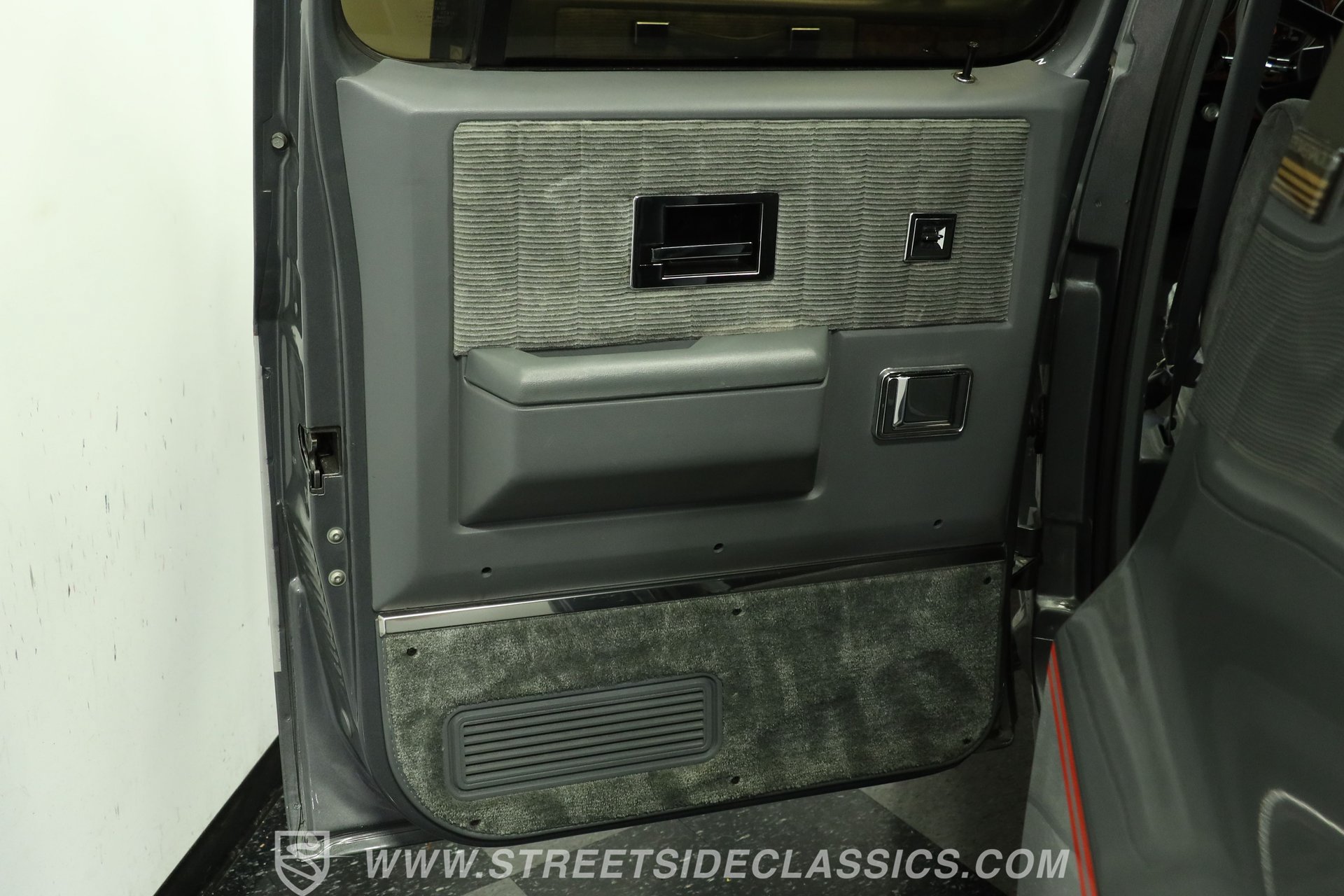 Used 1990 Chevrolet Suburban 2500 RWD image 34