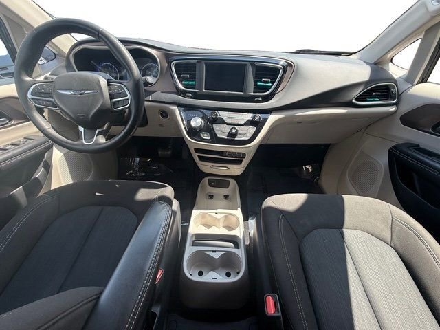 Used 2022 Chrysler Voyager LX image 21