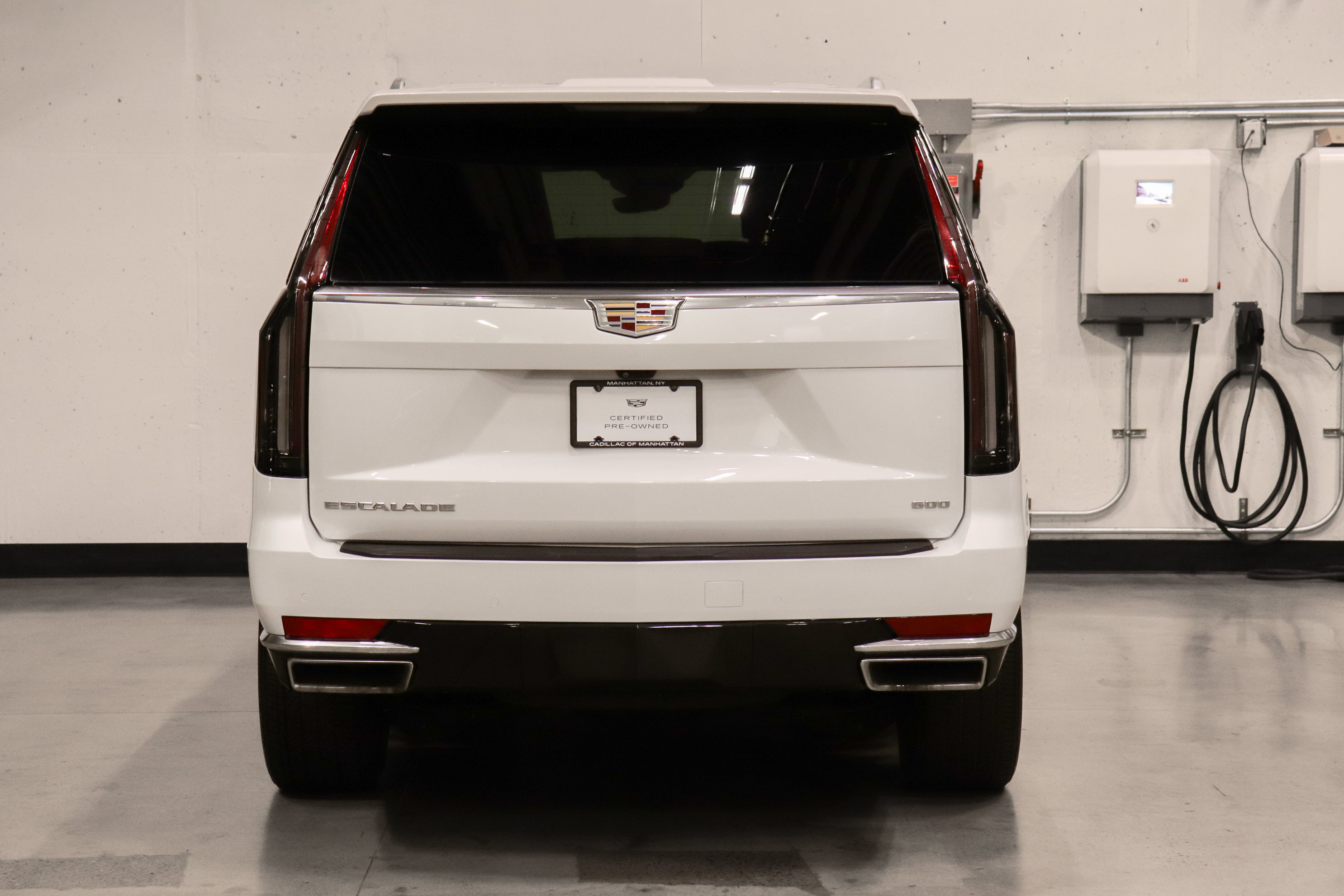 Used 2023 Cadillac Escalade Premium Luxury AWD/4WD image 4