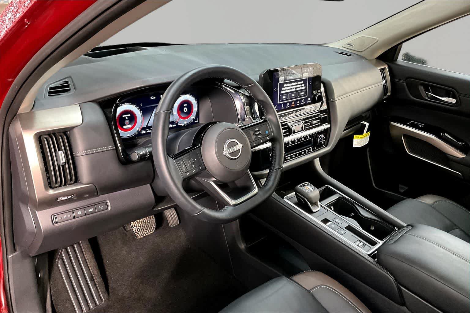 Used 2025 Nissan Pathfinder Platinum FWD image 18