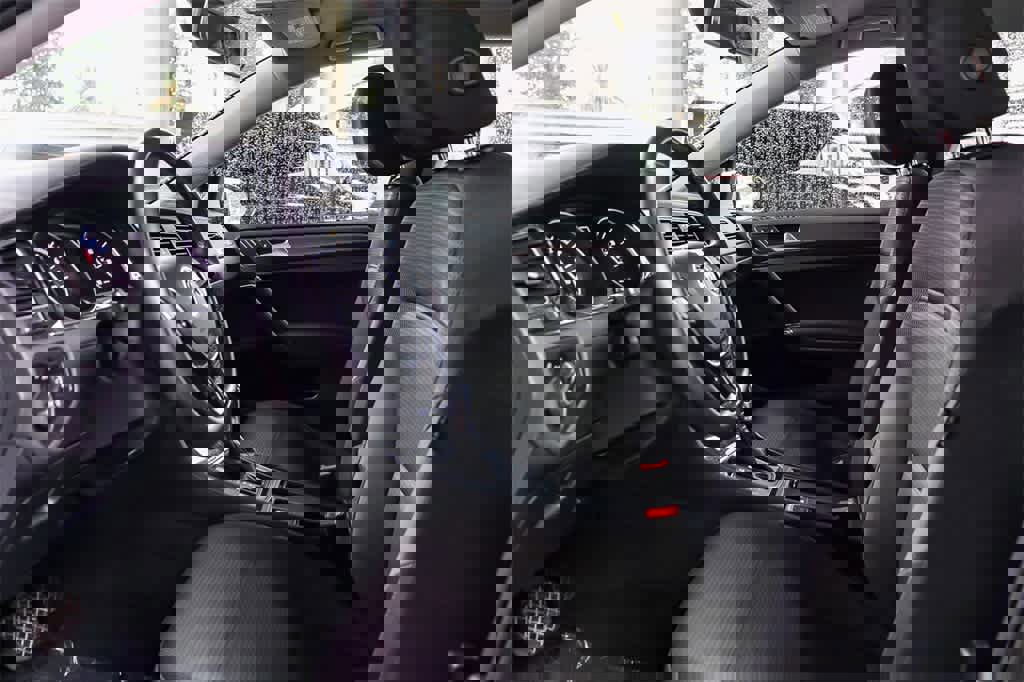 Used 2019 Volkswagen e-Golf SE w/ Driver Assistance Package image 17