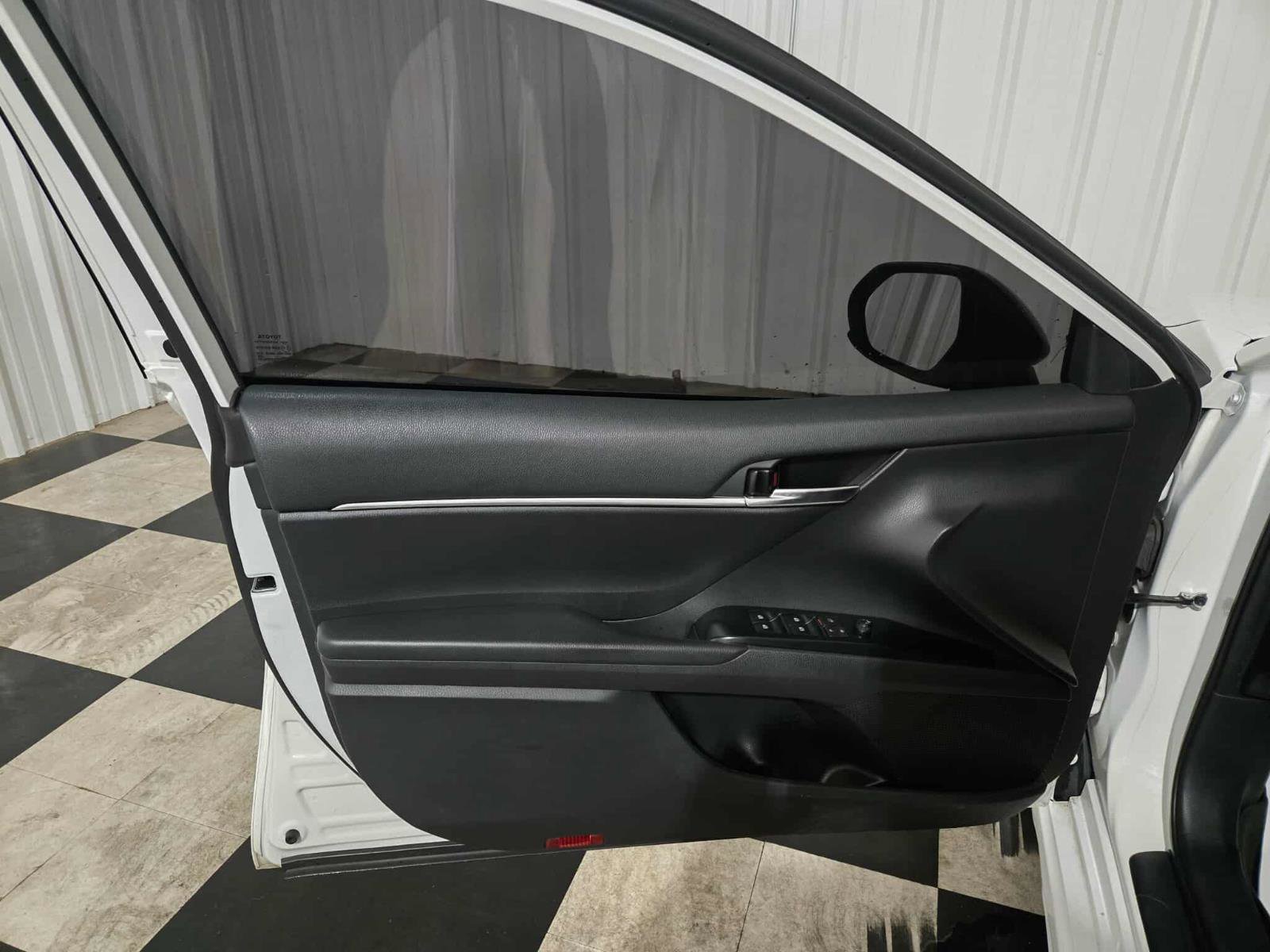 Used 2020 Toyota Camry SE image 10