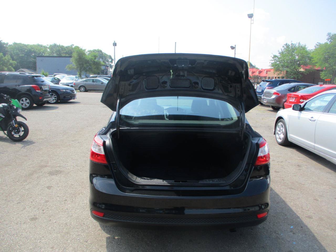 Used 2014 Ford Focus SE w/ SE Winter Package FWD image 7